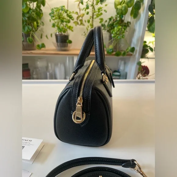 Coach mini Rowan 
New
Black with gold hardware - Picture 7 of 16